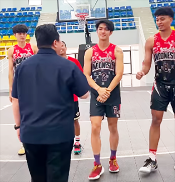 Erick berbincang dengan para atlet pelatnas basket/Foto: IG Erick Thohir